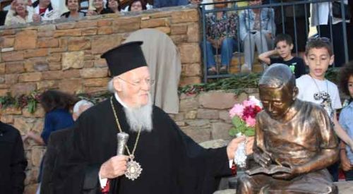 Fener Rum Patriği Bartholomeos'un okuduğu ilkokula heykelini yaptırıldı