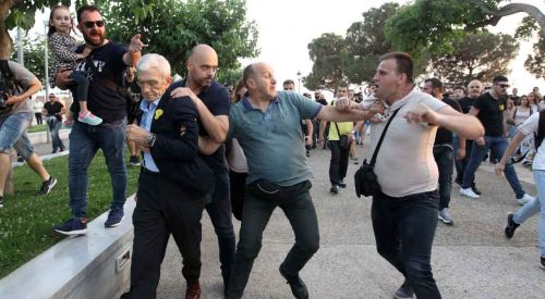 Türk dostu Selanik Belediye Başkanı Butaris'e ırkçı saldırı