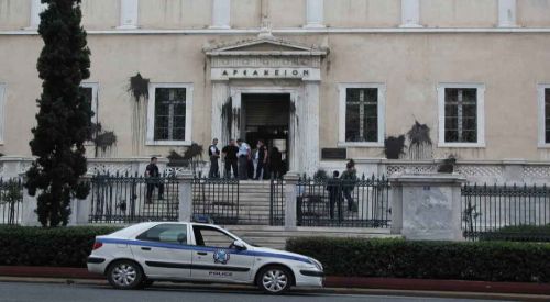 Δικαστές ΣτΕ για Ρουβίκωνα: Oταν υποχωρούν οι θεσμοί, το κενό καλύπτει η βία