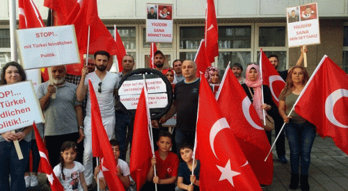 FETÖ'cülere kucak açan Yunanistan Almanya'da protesto edildi