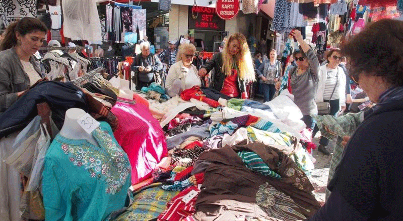 Ege'nin iki yakasını buluşturan pazar