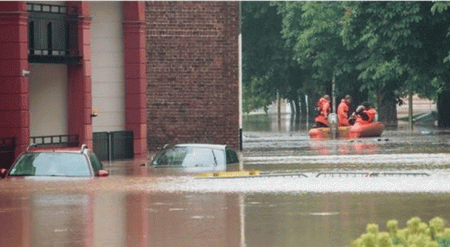 Şiddetli yağışlar ülkede hayatı felç etti