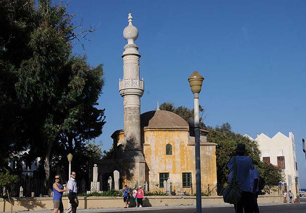 Osmanlı camisi kaderine terk edildi