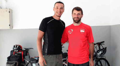 Pedal çevirerek hacca gidiyorlar