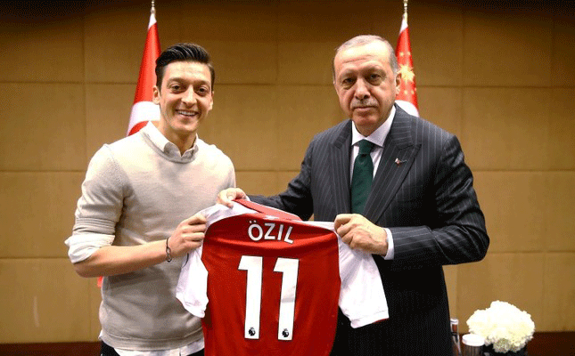 Mesut Özil'e destek çığ gibi büyüyor