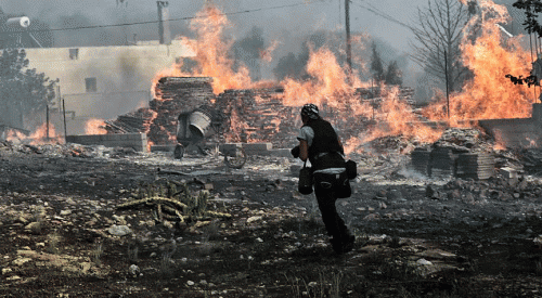 Atina'daki yangınla ilgili 'kundaklama açıklaması'