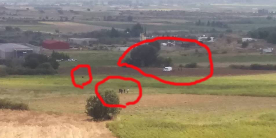 Gümülcine’de kaçak göçmen taşıyan ticari araç tarlada yakalandı
