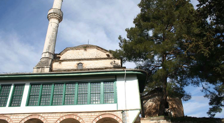 Fırtına kaderine terk edilen Yanya'daki tarihi camiye zarar verdi