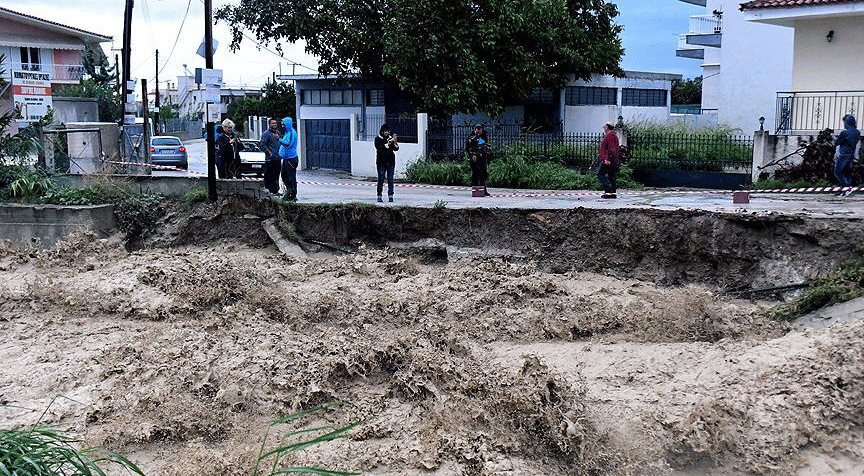 'Zorba' vurdu: Ağaçlar devrildi, yollar kapandı, evleri su bastı, insanlar kayboldu