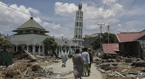 Endonezya'da yaralar sarılmaya çalışılıyor