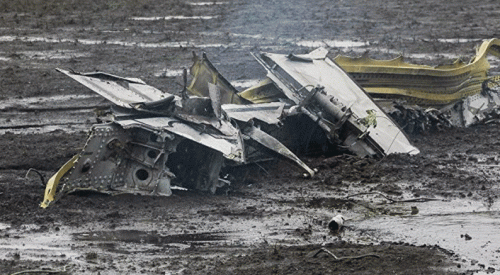 Pistten çıkan uçak yayaların arasına daldı: 3 ölü