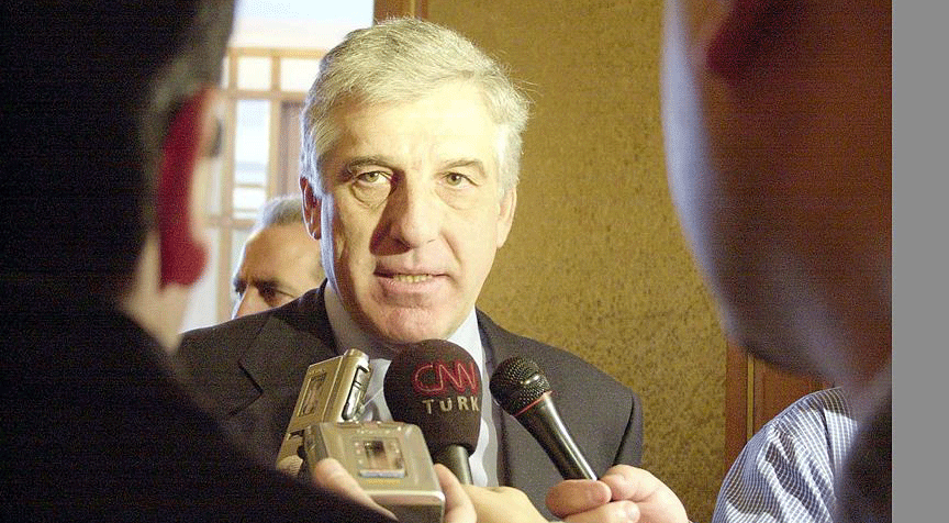 Εski Savunma Bakanı Papantoniu ve eşi tutuklandı