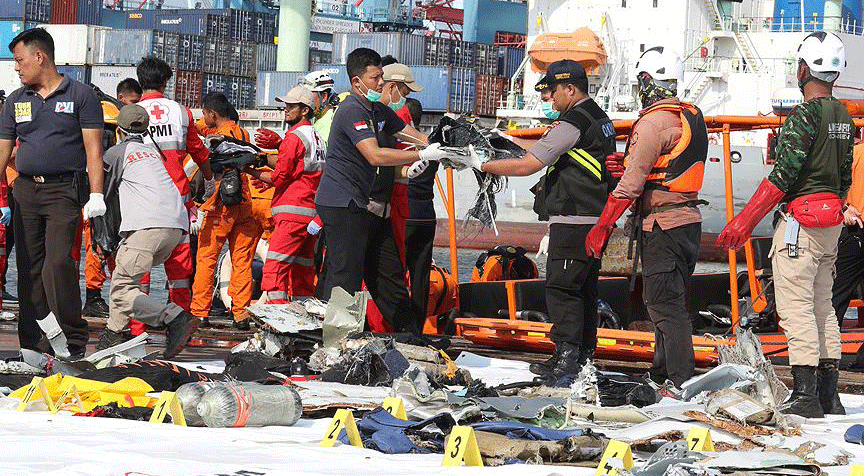 Endonezya’da 189 kişinin olduğu yolcu uçağı denize düştü
