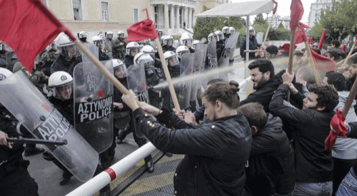 Atina’da öğrenciler polisle çatıştı