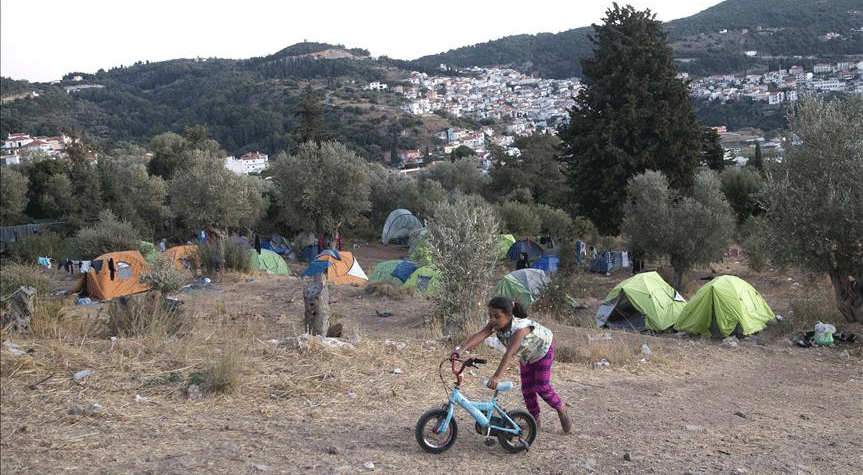 Adalardaki 6 bin mülteci ana karaya taşınacak