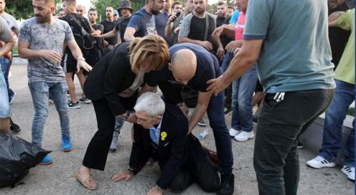 Aşırı milliyetçilerin hedefindeki Butaris siyaseti bırakıyor