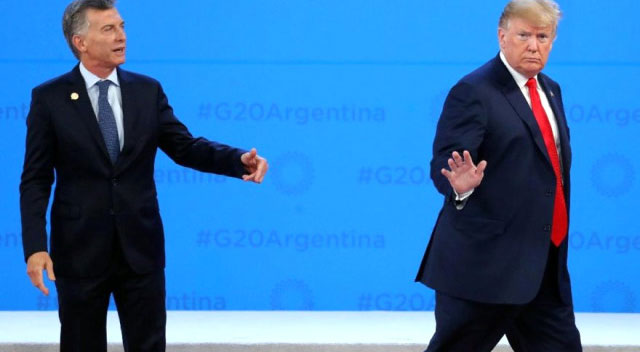 Mikrofonu açık kalan Trump, yine dünyaya rezil oldu