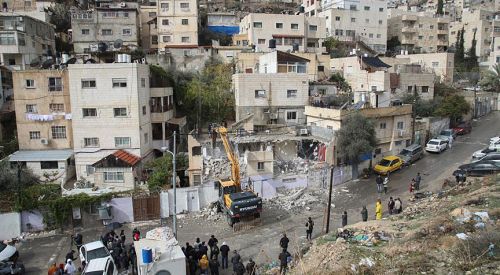 İsrail Filistinlinin evini kendi elleriyle yıktırdı