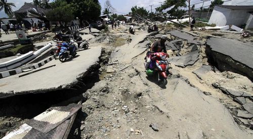 Endonezya'da doğal afetler 4 bin 211 can aldı