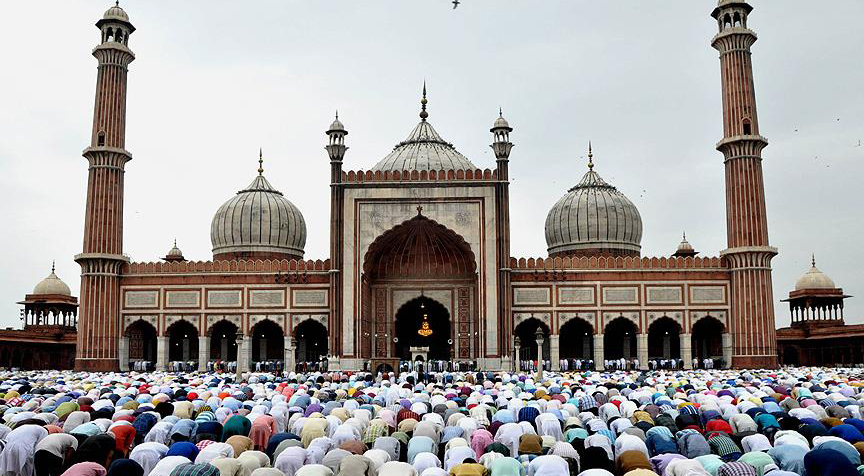 Hindistan'da açık alanda namaz kılan Müslümanlara uyarı