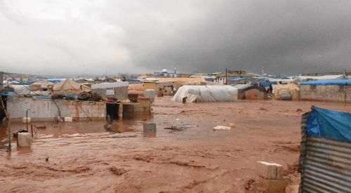 Sığınmacı kamplarını vuran selde 25 bin sivil çadırsız kaldı