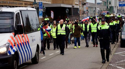 Hollanda'da sarı yeleklilerin hükümet protestosu sürüyor