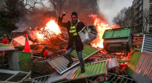 Fransa'da sokaklar savaş alanına döndü