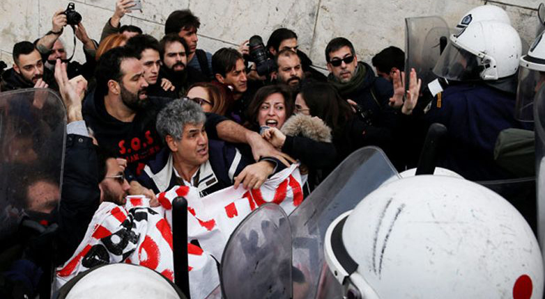 Atina'da gösteri: Öğretmenlerle polisler birbirine girdi