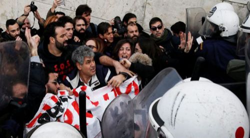 Atina'da gösteri: Öğretmenlerle polisler birbirine girdi