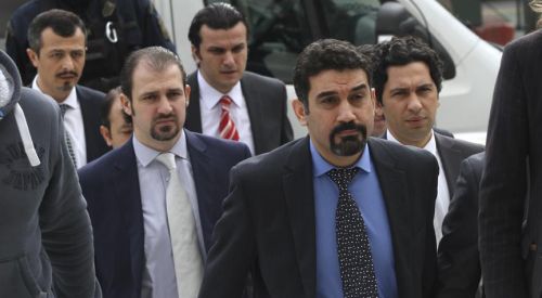 Yunanistan, kucak açtığı FETÖ'cü darbecileri kaçıracak yer arıyor