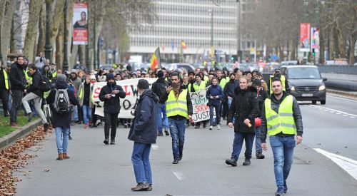 Sarı yelekliler Google binasına barikat kurdu
