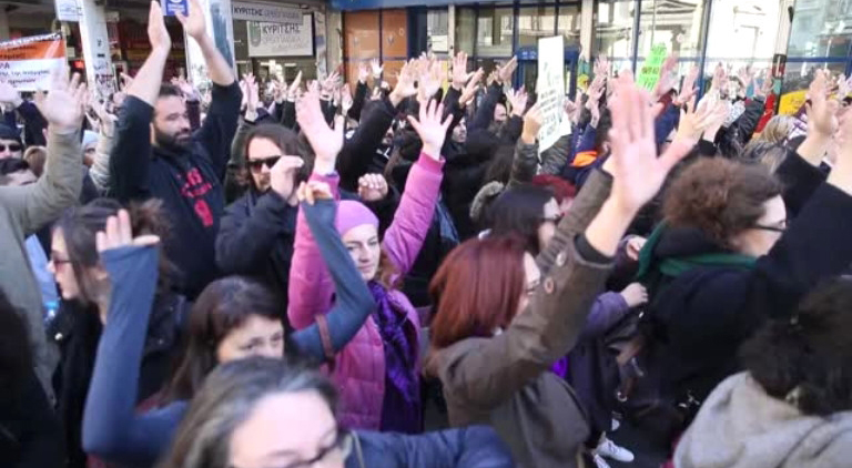 Grevdeki öğretmenlerden protesto gösterisi