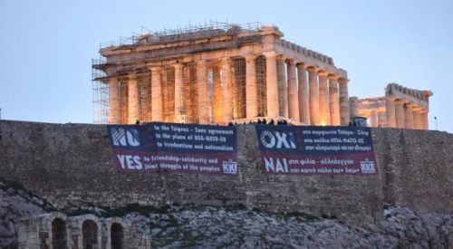 Komünistlerden, Atina'nın sembolü olan tapınakta 'Prespes' karşıtı pankart