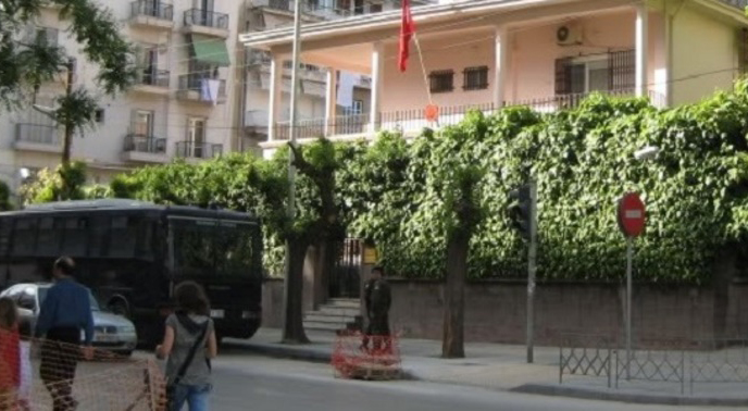 Selanik'te Türk Konsolosluğu'nu bekleyen polislere saldırı