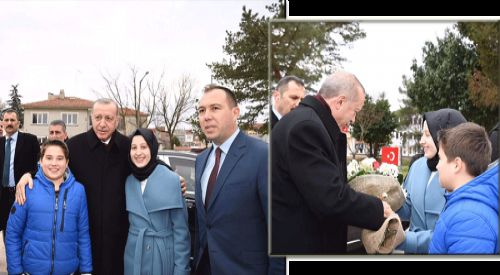 Batı Trakyalı Elif Salih Edirne'de Cumhurbaşkanı Erdoğan’ı çiçeklerle karşıladı