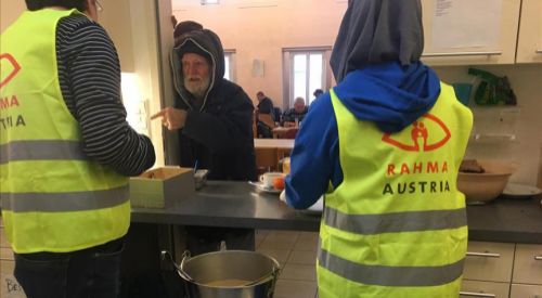 Avusturya’da Müslümanlardan evsizlere sıcak yemek