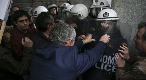 Atina'da göstericiler Maliye Bakanlığını bastı