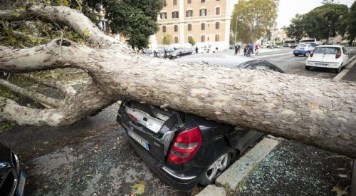 İtalya'da şiddetli rüzgar 3 can aldı