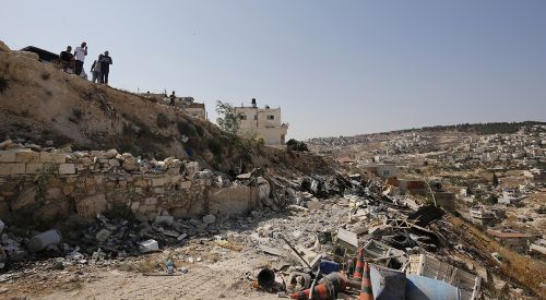 İsrail Kudüs'te bir Filistinliye evini kendi elleriyle yıktırdı