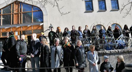 İsveçlilerden cuma namazını kılan Müslümanlar için insan zinciri