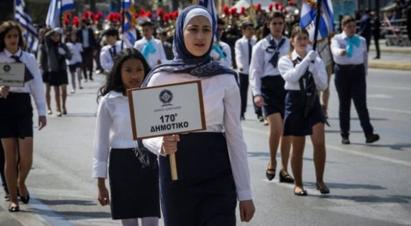 Atina'da geçit törenine katılan başörtülü öğrencilere ırkçı tepki