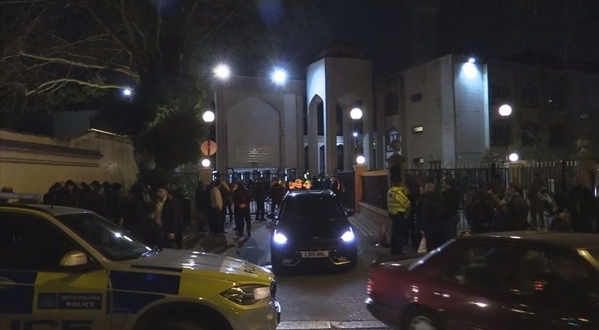 Londra polisinden camiye operasyon