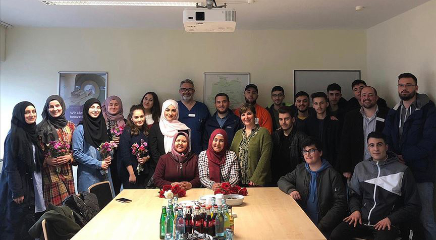 Almanya'da Türk gençler hastalara moral verdi
