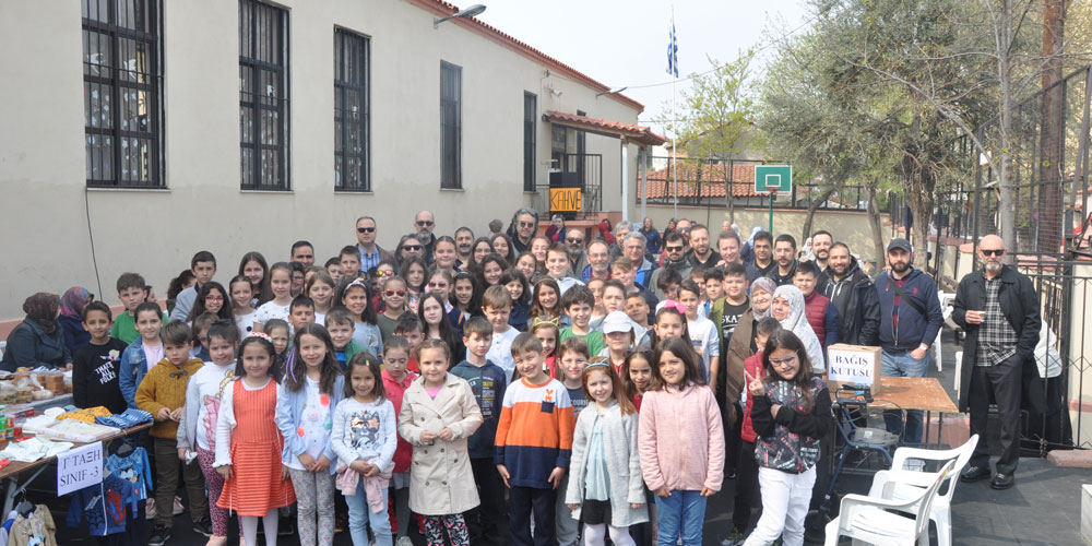 Kırmahalle Azınlık İlkokulu öğrencileri kermes düzenledi