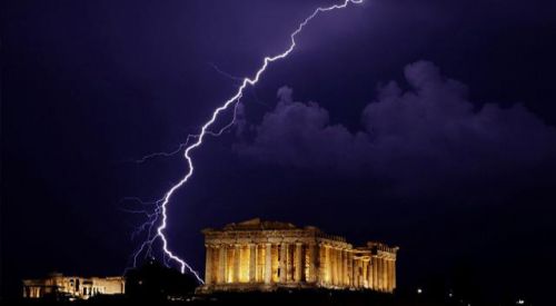 Akropolis tepesine yıldırım düştü
