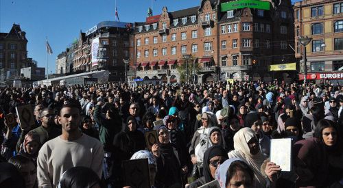 Danimarka'da Müslümanlardan Kur'ana ve kutsal kitaplara saygı yürüyüşü