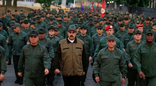 Maduro askerlerle yürüyerek gövde gösterisi yaptı