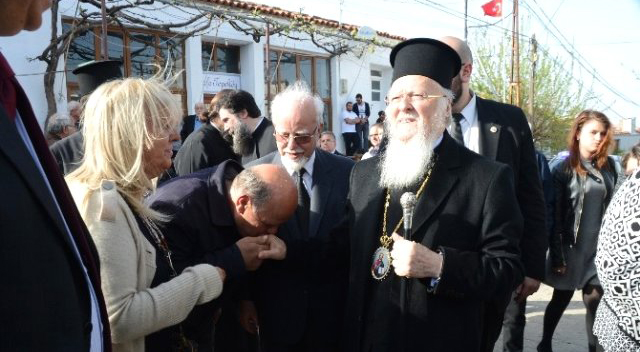 Patrik Bartholomeos, Türkiye'de cemaati olmayan yerlere Yunanistan'dan papazlar atıyor