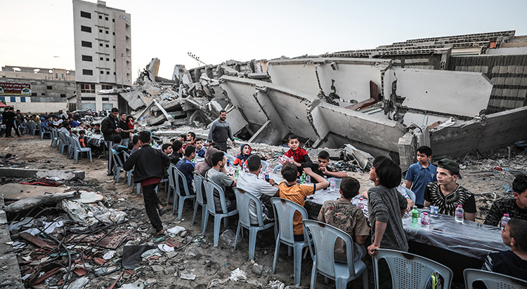 Filistinliler Gazze'de yıkılan evlerin arasında iftar yaptı
