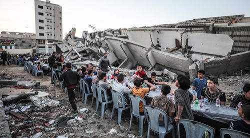 Filistinliler Gazze'de yıkılan evlerin arasında iftar yaptı